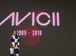 Rita Ora il tributo ad Avicii